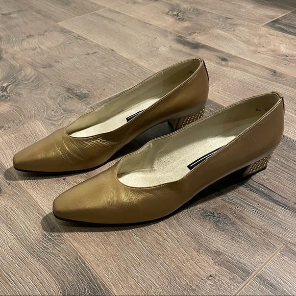 Stuart Weitzman Vintage Gold Leather Kitten Heel Pump Studded Size 10 - Picture 11 of 13
